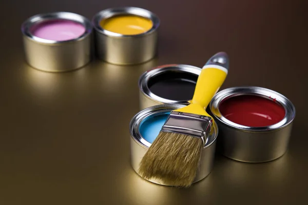 Latas Lata Com Tinta Pincéis Paleta Brilhante Cores — Fotografia de Stock