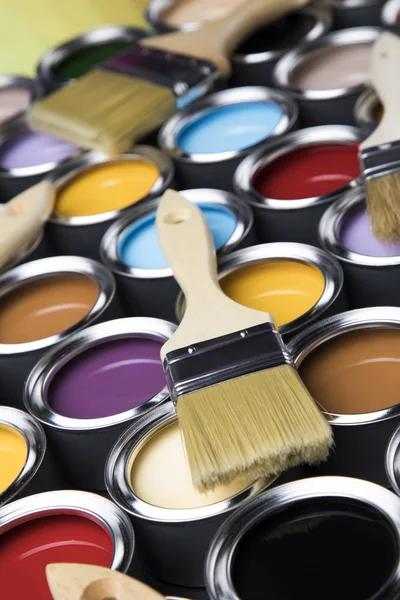 Latas Lata Com Tinta Pincéis Paleta Brilhante Cores — Fotografia de Stock