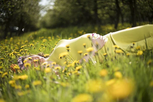 Beautiful Pregnant Woman Spring Garden Blooming Dandelions — Stock Photo, Image