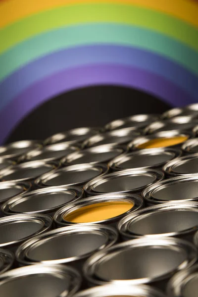 Fulla Hinkar Med Rainbow Färgad Oljefärg — Stockfoto