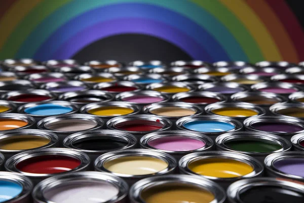 彩虹锡金属罐用彩色颜料 — 图库照片