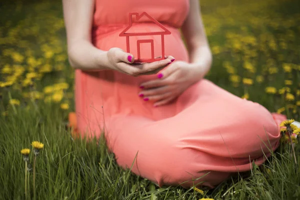屋外の家の姿を保持している妊娠中の女性の画像をトリミング — ストック写真