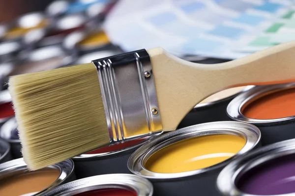 Latas Lata Com Tinta Pincéis Paleta Brilhante Cores — Fotografia de Stock