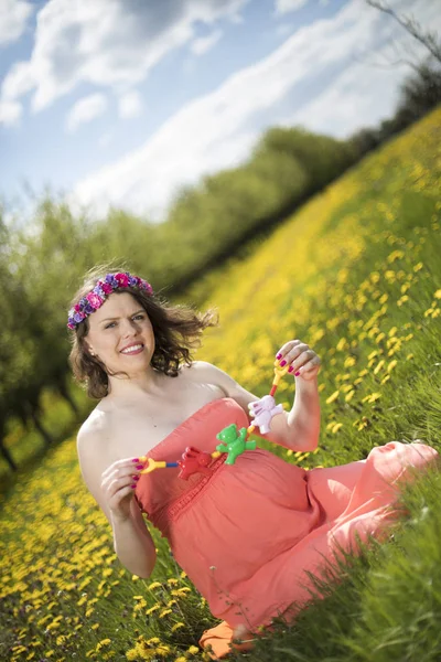 Vacker Gravid Kvinna Vårträdgård Bland Blommande Maskrosor — Stockfoto