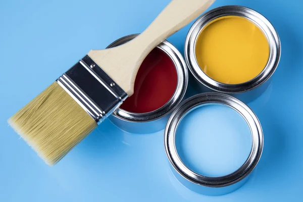 Latas Tinta Coloridas Com Pincel — Fotografia de Stock