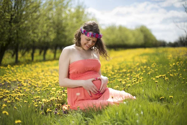 Piękna Kobieta Ciąży Spring Garden Wśród Kwitnące Mlecze — Zdjęcie stockowe