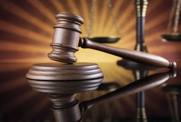正义概念 法院木槌 法律主题 镜子反射背景 图库照片