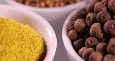 Mutfak masasında çeşitli baharatlar ve otlar var.