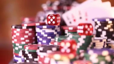 Renkli poker fişleri ve kartlar masada