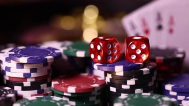 Renkli poker fişleri ve kartlar masada
