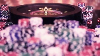 Renkli poker fişleri ve kartlar masada