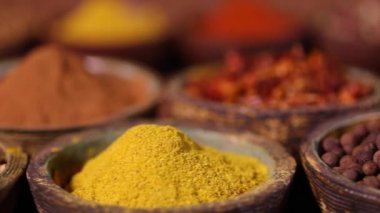 Mutfak masasında çeşitli baharatlar ve otlar var.