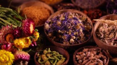 Mutfak masasında çeşitli baharatlar ve otlar var.