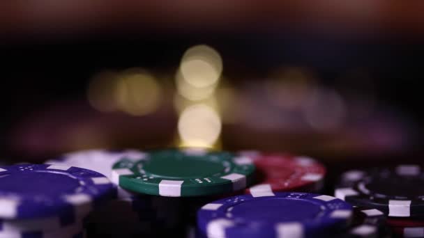 Kleurrijke Poker Chips Kaarten Tafel — Stockvideo