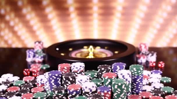 Kumarhanede Rulet Çarkı Çalışıyor Poker Chips — Stok video