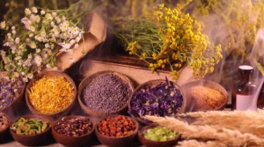 Mutfak masasında çeşitli baharatlar ve otlar var.