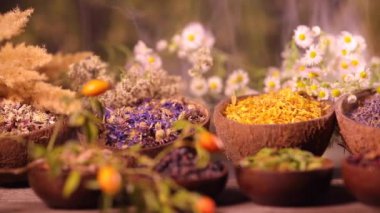 Mutfak masasında çeşitli baharatlar ve otlar var.