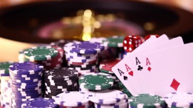 Renkli poker fişleri ve kartlar masada