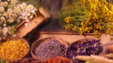 Mutfak masasında çeşitli baharatlar ve otlar var.