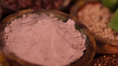 Mutfak masasında çeşitli baharatlar ve otlar var.