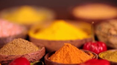 Mutfak masasında çeşitli baharatlar ve otlar var.