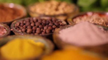 Mutfak masasında çeşitli baharatlar ve otlar var.