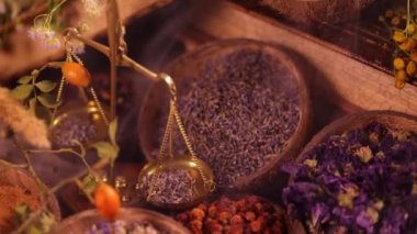 Mutfak masasında çeşitli baharatlar ve otlar var.