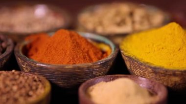 Mutfak masasında çeşitli baharatlar ve otlar var.