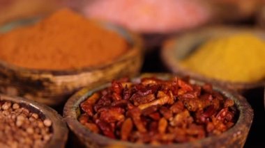 Mutfak masasında çeşitli baharatlar ve otlar var.