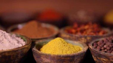 Mutfak masasında çeşitli baharatlar ve otlar var.