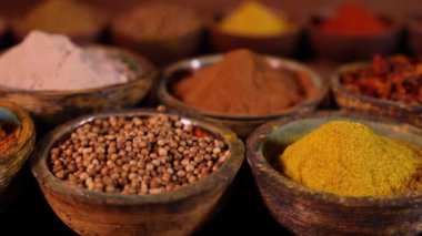 Mutfak masasında çeşitli baharatlar ve otlar var.