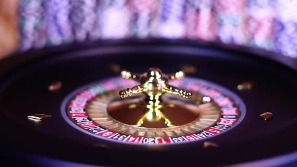 Рулетка колесо работает в казино, фишки для покера Видеоклип