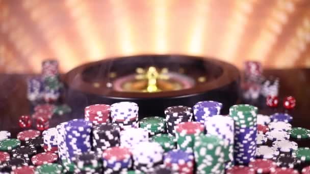 Roulette Wiel Draait Een Casino Poker Chips — Stockvideo