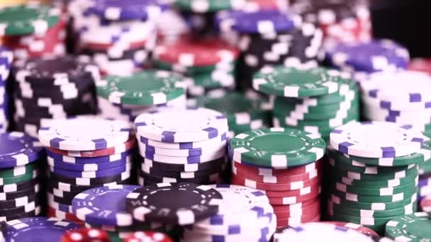 Kleurrijke Poker Chips Kaarten Tafel — Stockvideo