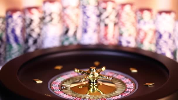 Ρουλέτα Τροχό Τρέχει Ένα Καζίνο Πόκερ Μάρκες — Αρχείο Βίντεο
