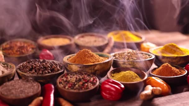 Różnorodność Aromatycznych Przypraw Ziół Stole Kuchennym — Wideo stockowe