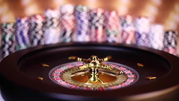 カジノで実行されているルーレットホイール ポーカーチップ — ストック動画