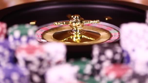 Roulette Hjul Som Körs Ett Kasino Marker Poker — Stockvideo