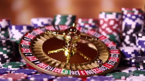 Roulette Wiel Draait Een Casino Poker Chips — Stockvideo