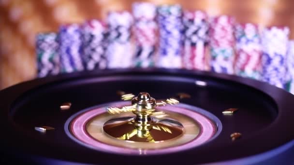 Roulette Wiel Draait Een Casino Poker Chips — Stockvideo