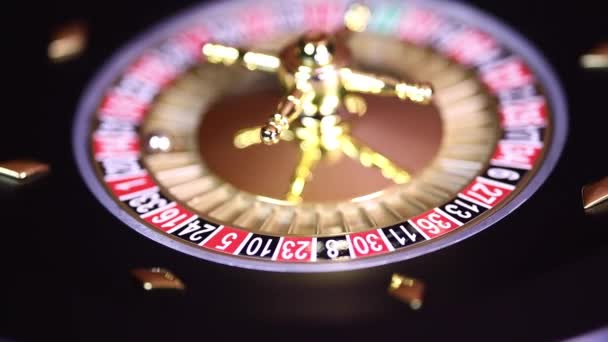 Ρουλέτα Τροχό Τρέχει Ένα Καζίνο Πόκερ Μάρκες — Αρχείο Βίντεο