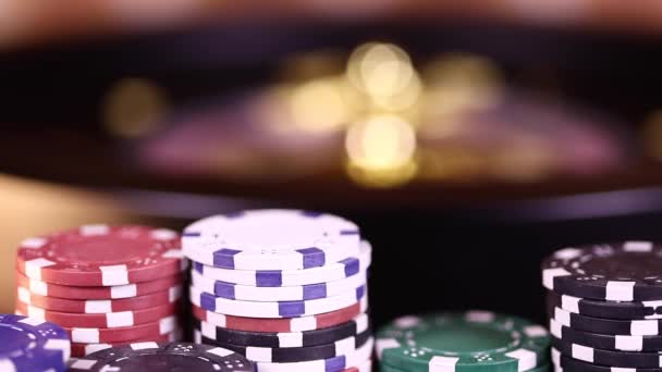 Fichas Poker Coloridas Cartas Mesa — Vídeo de Stock