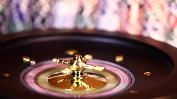 Roulette Wiel Draait Een Casino Poker Chips — Stockvideo