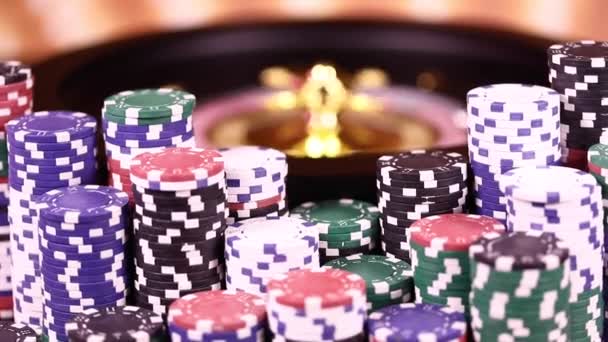 Roulette Wiel Draait Een Casino Poker Chips — Stockvideo