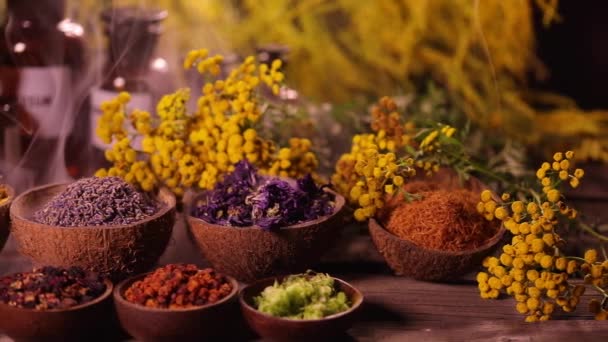 Variedad Especias Aromáticas Hierbas Mesa Cocina — Vídeos de Stock