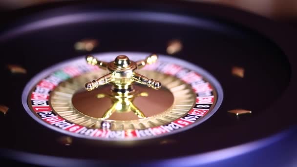 Roulette Wiel Draait Een Casino Poker Chips — Stockvideo