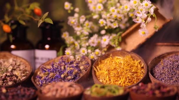 Verscheidenheid Van Aromatische Specerijen Kruiden Keukentafel — Stockvideo