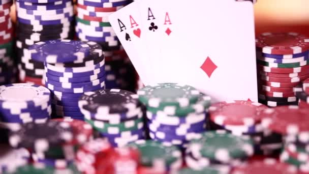 カラフルなポーカー チップ テーブル上のカード — ストック動画