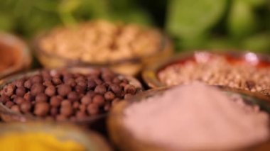 Mutfak masasında çeşitli baharatlar ve otlar var.