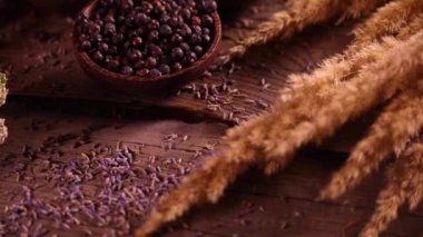 Mutfak masasında çeşitli baharatlar ve otlar var.